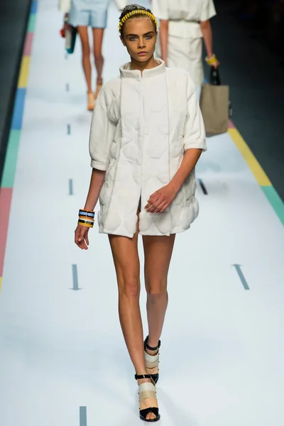 Look 16